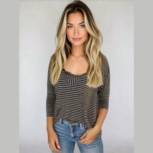 🚨 SPLENDID BRAND striped blouse light knit with scoop neck. Size: Medium.